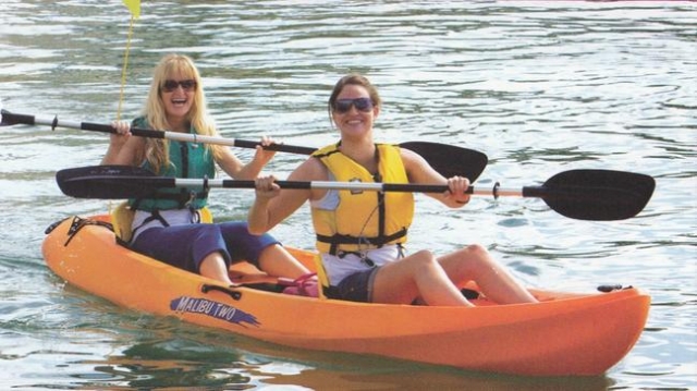 Dos señoritas en los kayaks 